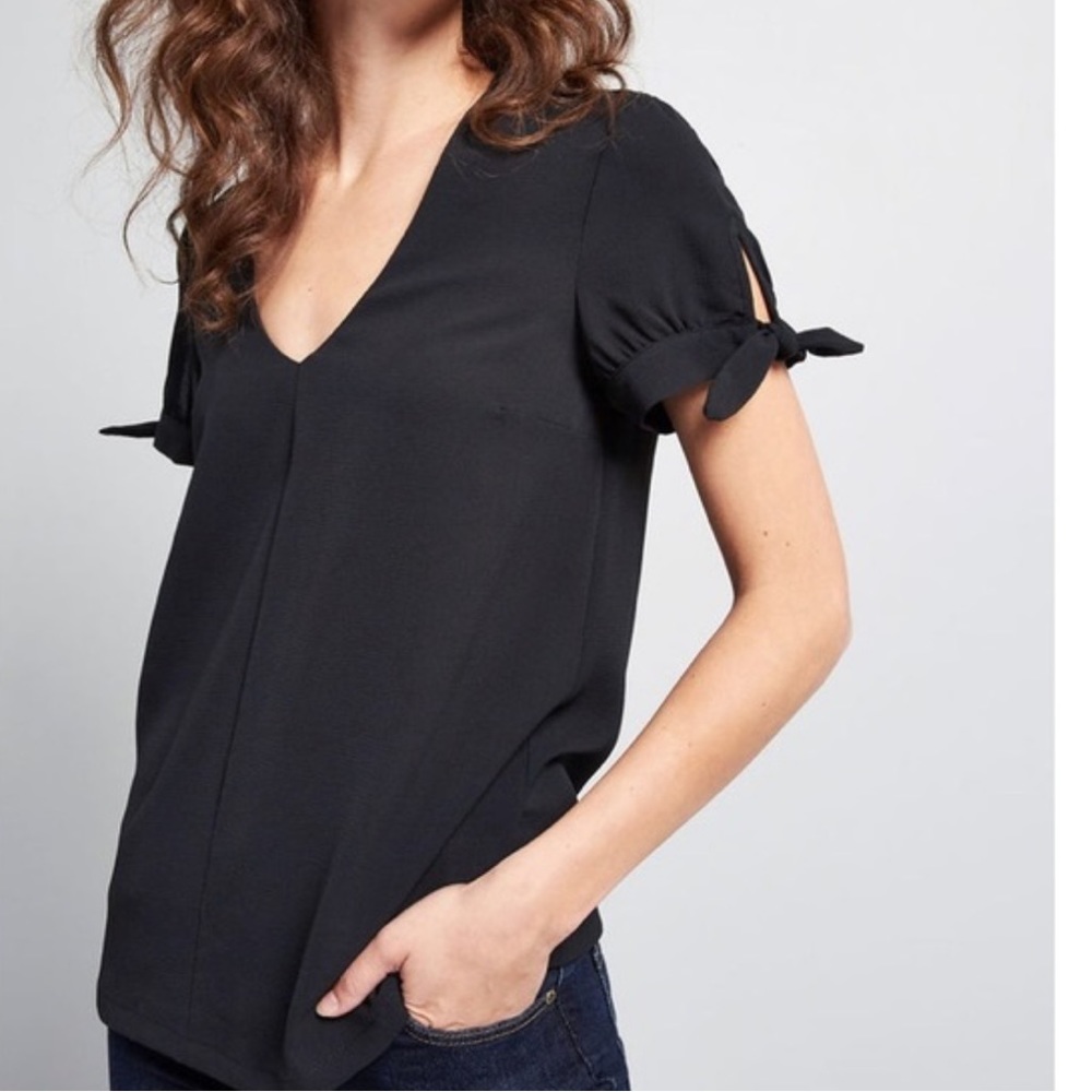 ModCloth black textured v-neck tie short sleeve blouse - XS